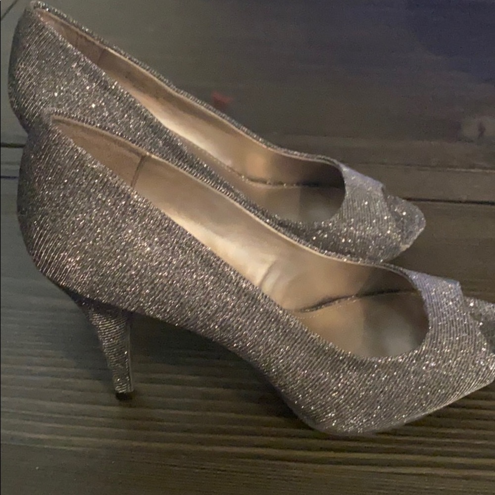 Women sz 8 Fergilicous by Fergie smoke gray shoe